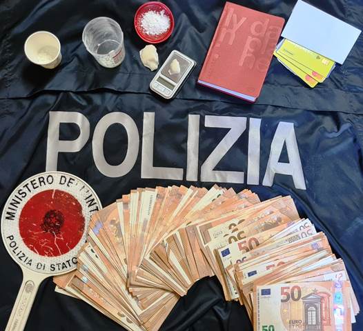  Carte Reddito di Cittadinanza come garanzia per i debiti di droga: denunciata pusher