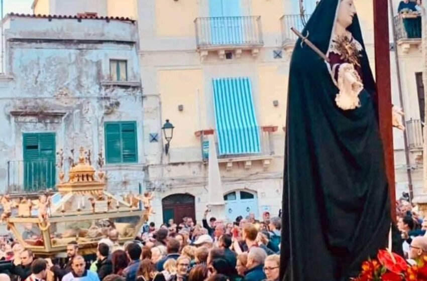 Riti e tradizioni della Pasqua siracusana: i Misteri, l'Inchinata, 'a scisa ra Cruci