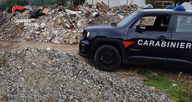  Discarica abusiva in un terreno privato: allevatore denunciato dai carabinieri