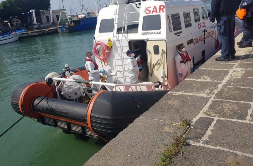  Migranti: evacuazione medica per un 25enne, motovedette in mare per soccorsi a barcone