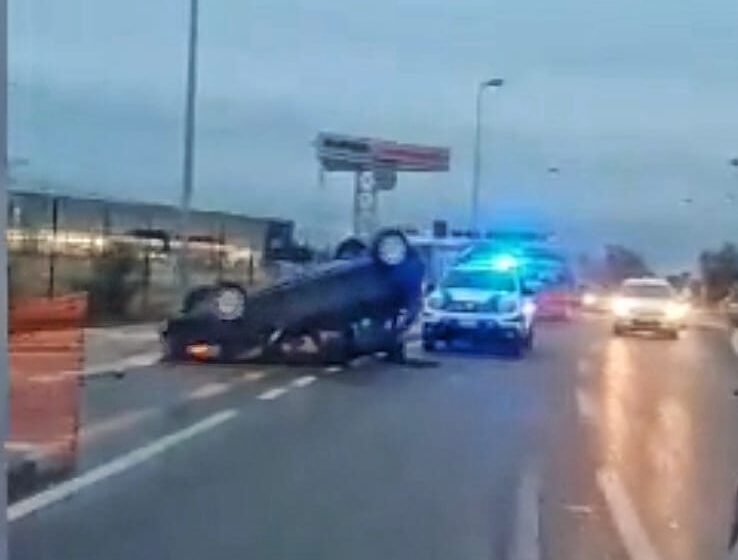  Tocca un cordolo della ciclabile e si ribalta con l'auto, incidente alla Pizzuta