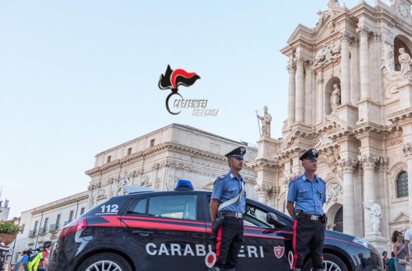  Pappagallini e turisti in Ortigia, denunciato 18enne per maltrattamento di animali