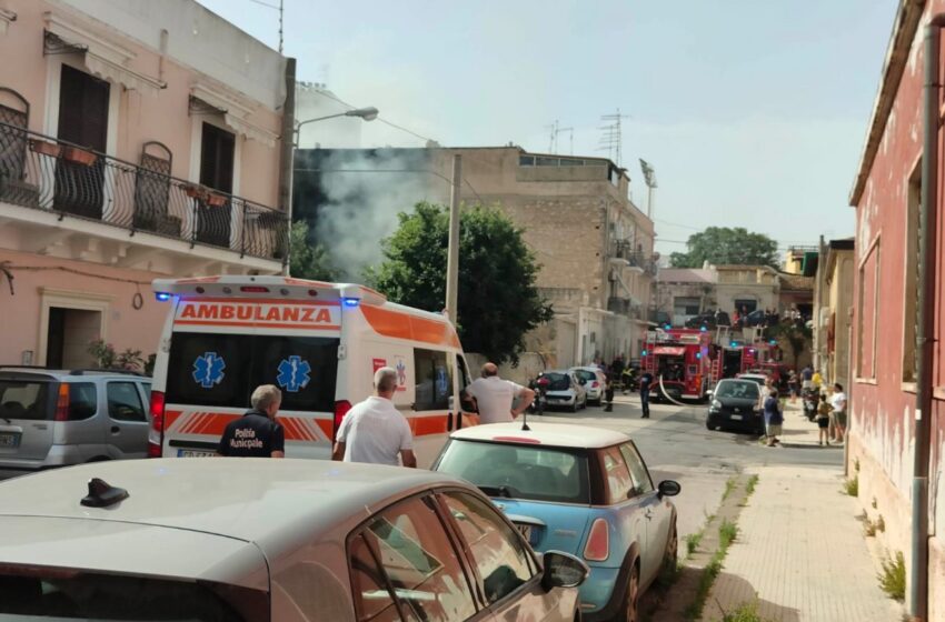 Violento incendio in via Premuda, a fuoco deposito di masserizie: nessun ferito