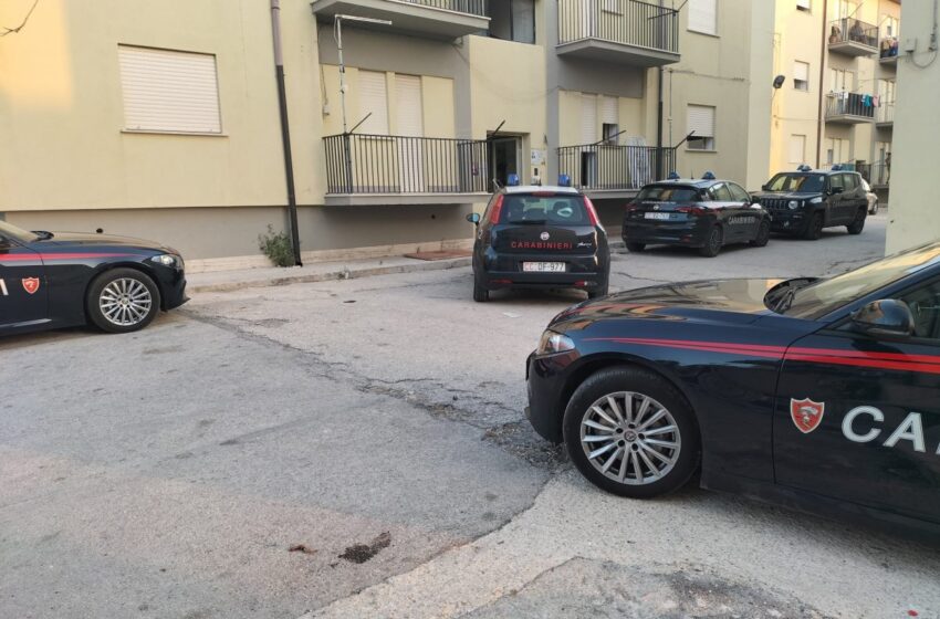  Blitz nelle case popolari di Pachino: sequestrati armi, droga e soldi; arresti e denunce