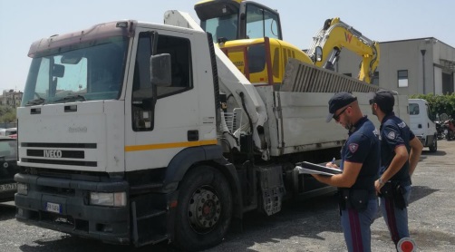  Ruba escavatore e camion per trasportarlo: bloccato in autostrada