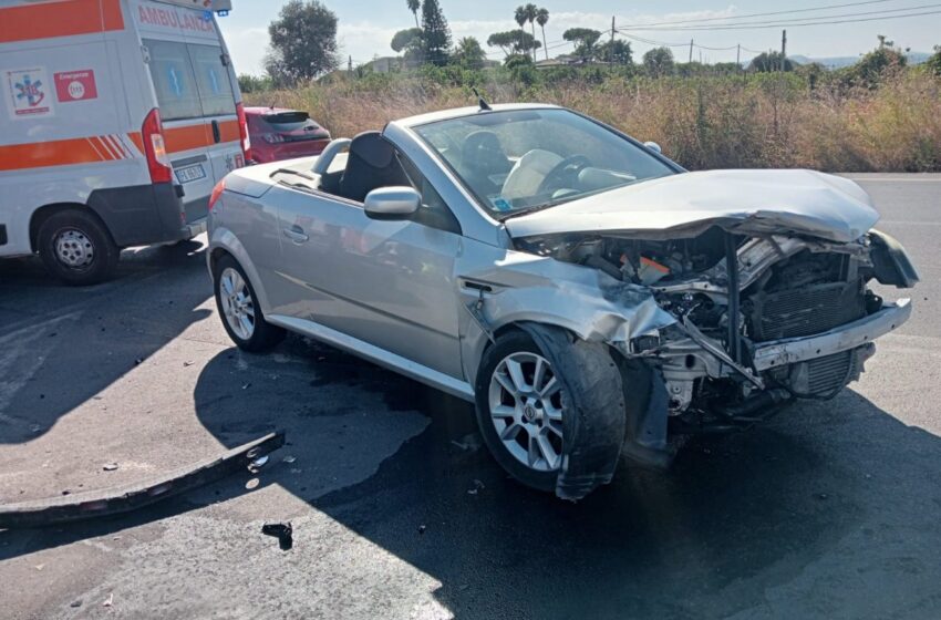 Incidente a Santa Teresa Longarini: violento impatto tra due auto, cinque feriti