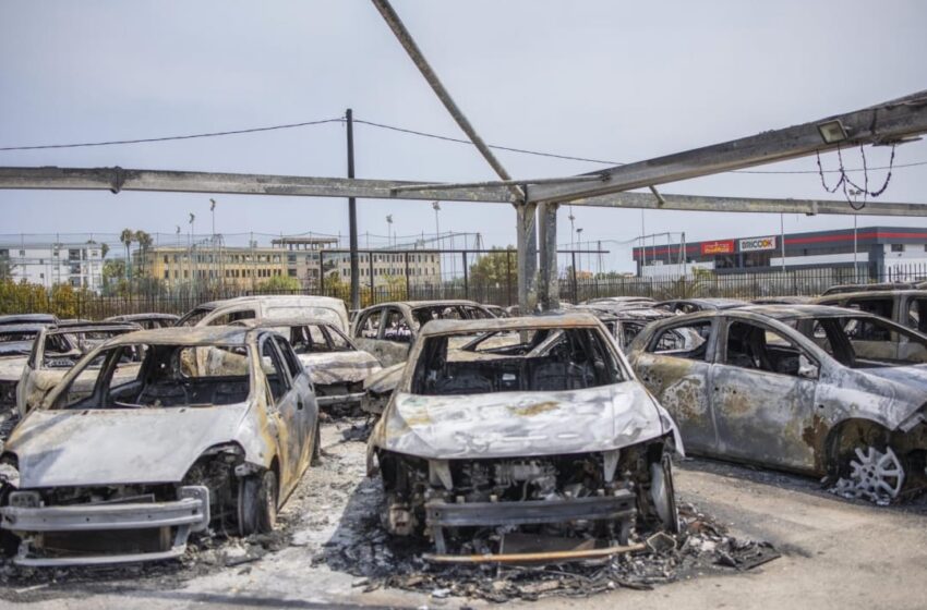 Autosalone distrutto dalle fiamme, il proprietario: “Ho perso tutto”
