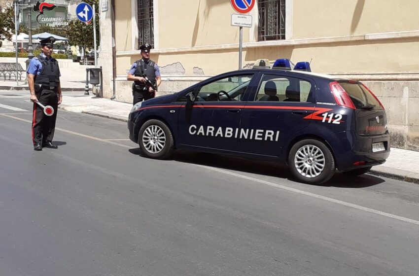  Perseguita la madre nonostante il divieto di avvicinamento: arrestato 23enne