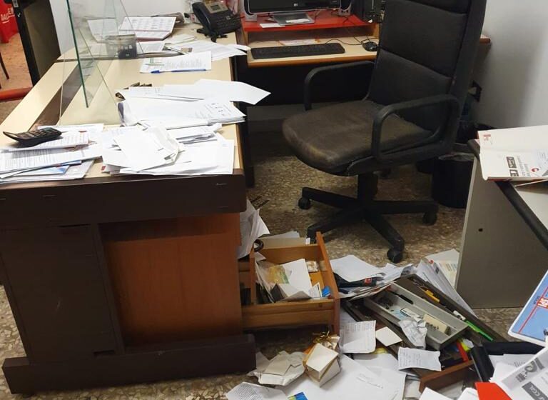  Nuovo raid vandalico alla Cgil, sede ancora devastata a Lentini