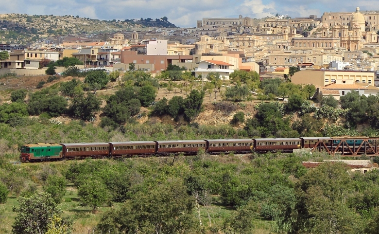  Tornano i treni storici, itinerari da Siracusa: Barocco, Pistacchio, Ceramica e Cioccolato