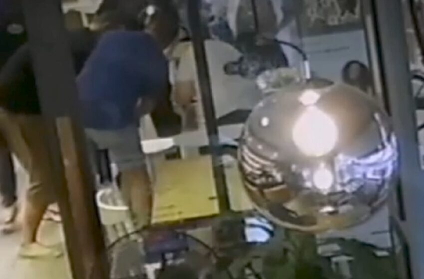 Bimba rischia di soffocare al ristorante, la salva una dipendente