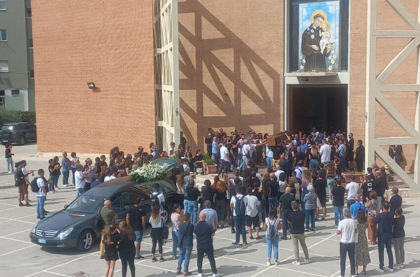  L’addio a Martin, chiesa gremita per il pasticcere morto in un incidente