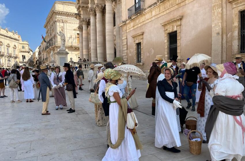  Turisti appassionati dell’800 in visita a Siracusa, eleganza napoleonica per un gran ballo