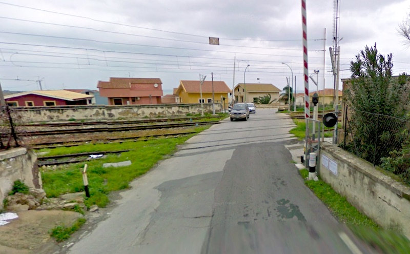  Auto sui binari a Brucoli, scontro con un treno: aperta un’indagine