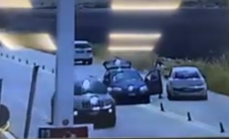  VIDEO. Follia a Targia, colpi di crick contro un’auto che commette pericolosa infrazione