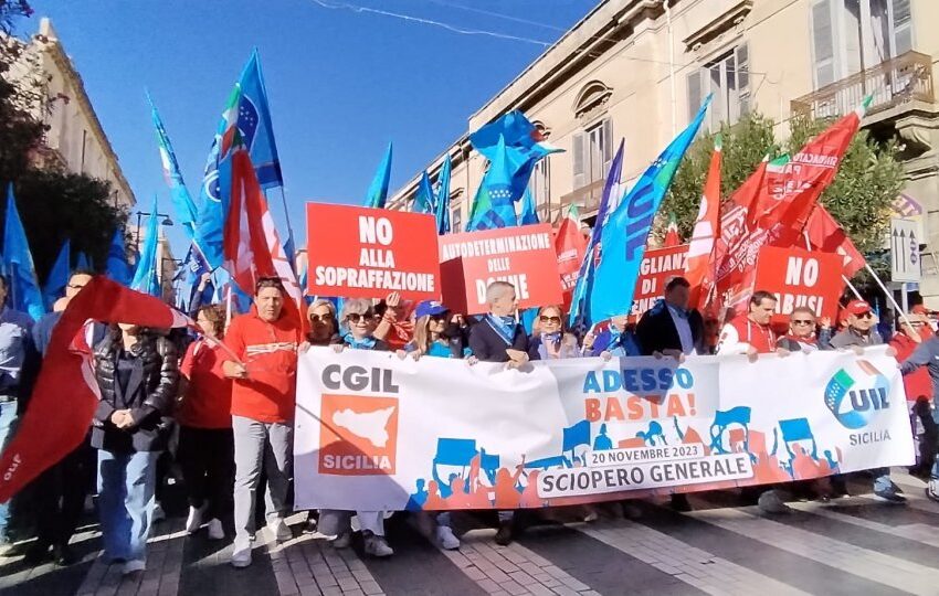  Il giorno della mobilitazione regionale, in migliaia in corteo a Siracusa