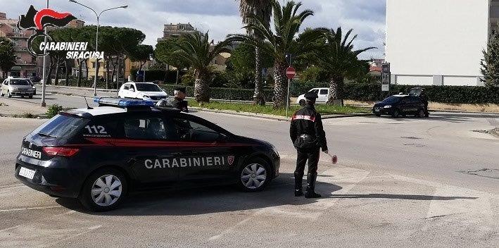  Alla guida senza patente, tenta la fuga alla vista dei Carabinieri ma finisce contro muro