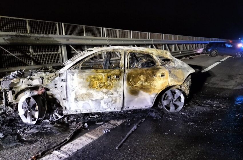  Rocambolesco incidente in autostrada, Jaguar distrutta dalle fiamme: nessun ferito
