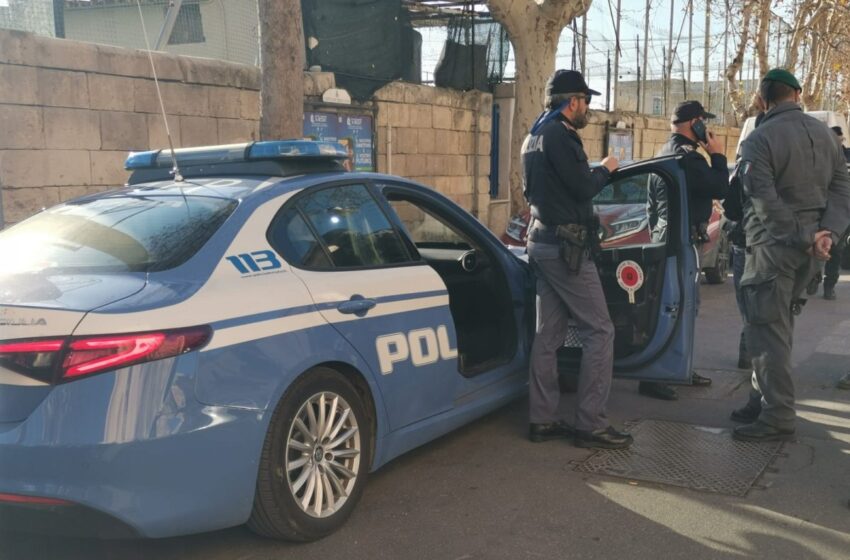  Polizia in strada, vita dura per i parcheggiatori abusivi