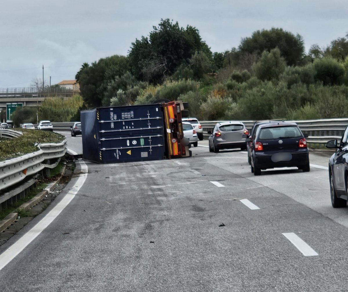 Autoarticolato si ribalta in corsia di sorpasso, incidente sulla ...