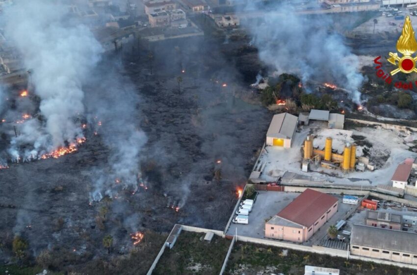  In volo con un drone sulla vasta area interessata dall’incendio divampato in via Elorina a Siracusa.