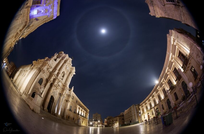  Il cerchio di luce attorno alla Luna al Duomo. L’autore “Lo sguardo di Santa Lucia su Siracusa”
