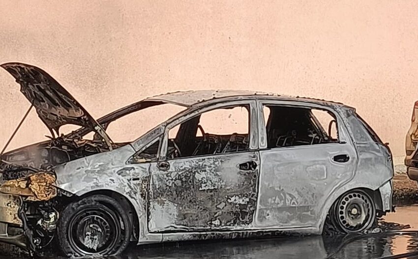  Auto in fiamme in pieno giorno allo Sbarcadero, l’incendio distrugge un’utilitaria
