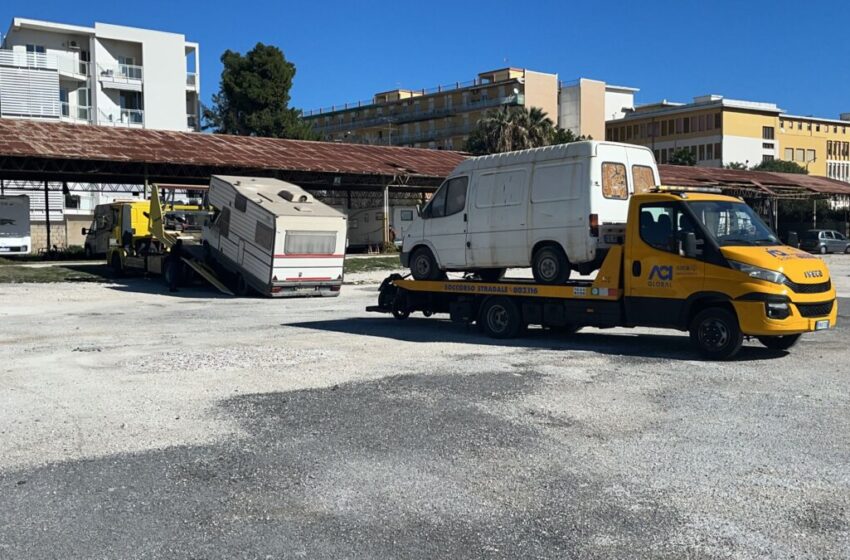 “Blitz” della Municipale al parcheggio Von Platen, regno del parcheggio abusivo dei camper