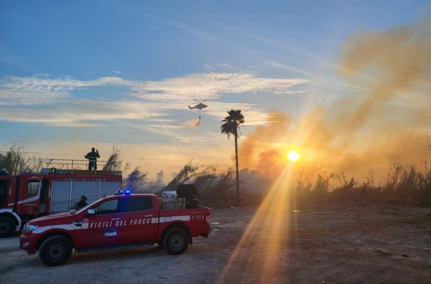 Vigili del fuoco anche da Catania e Ragusa per domare il rogo di via Elorina