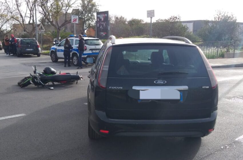  Ancora un incidente in via Monti, auto contro moto: ferito il centauro