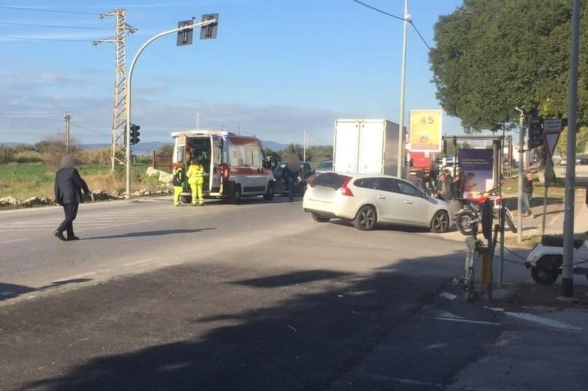 Ennesima collisione auto-moto: scontro al cimitero, centauro in ospedale