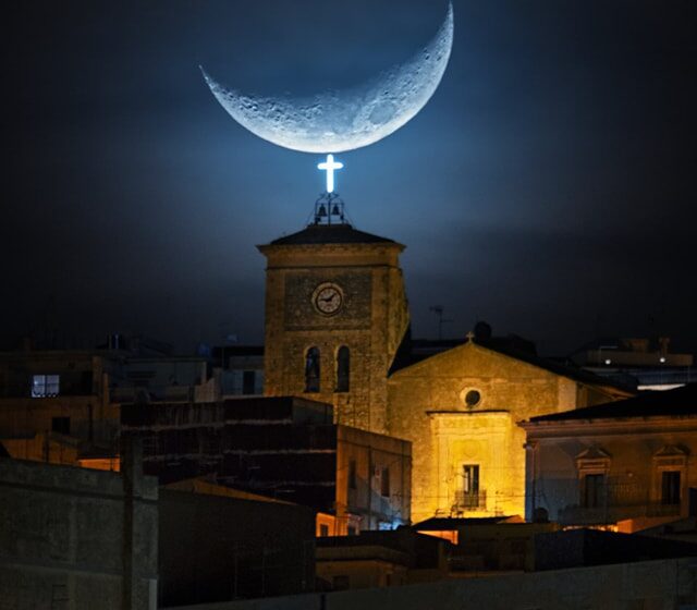  Falcetto di luna sulla chiesa di Sant’Antonio a Melilli
