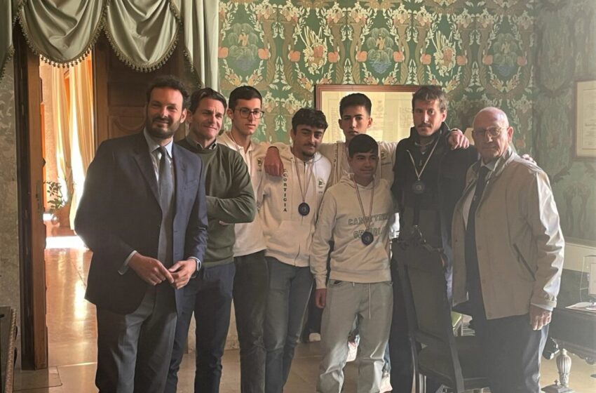 Canottaggio, il sindaco di Siracusa Italia consegna una targa all’Ortigia