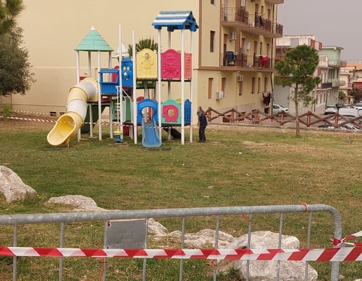  Amianto abbandonato all’interno di un’area giochi per bambini a Priolo. Il sindaco Gianni “Gravissimo”
