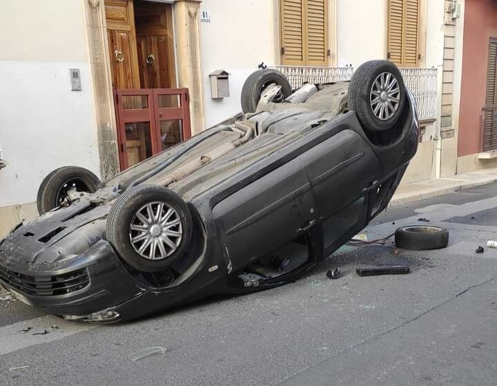  Incidente autonomo finisce con l’auto capottata, paura in via Galileo ad Avola