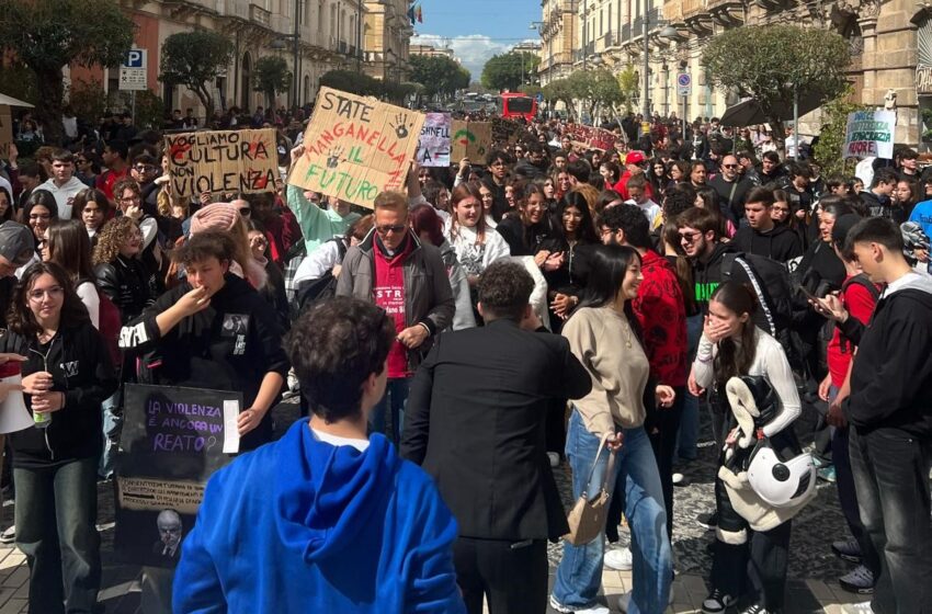  Manganellate a Pisa e Firenze, manifestazione di solidarietà degli studenti siracusani