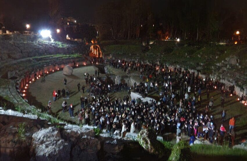  Via Crucis Cittadina, centinaia di fedeli al Parco della Neapolis per pregare insieme