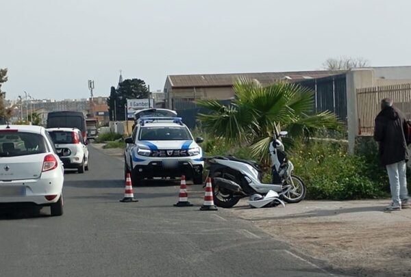 Incidente in via Elorina: ferito uno scooterista, traffico in tilt