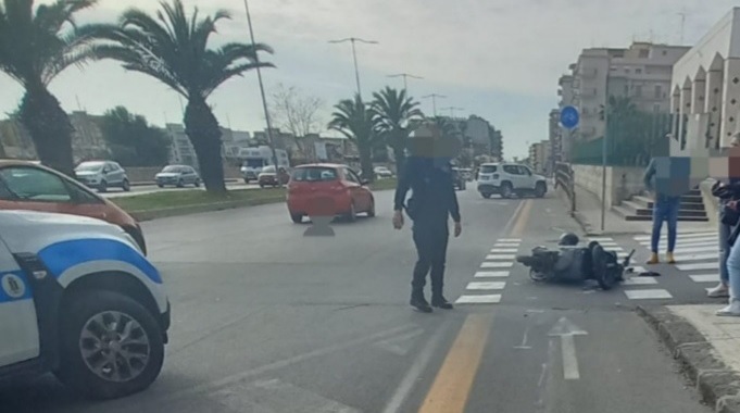  Scooter sulla ciclabile si scontra con un’auto, motociclista in ospedale