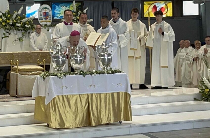  L’arcivescovo Lomanto alla messa del Crisma: “Dio ci abilita a realizzare la missione di servizio e di amore nel mondo”