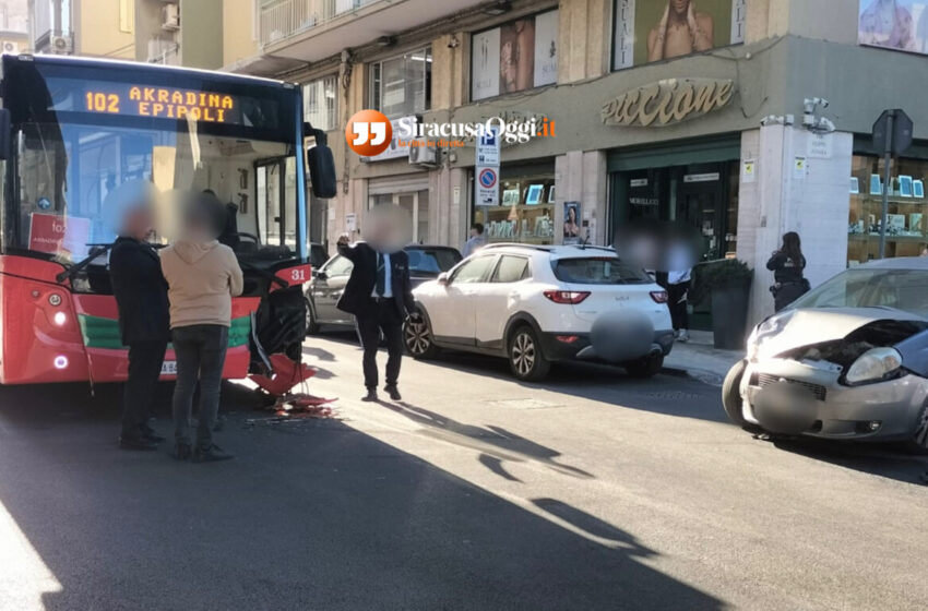 Auto contro bus in viale Zecchino, chiuso un tratto della centrale strada