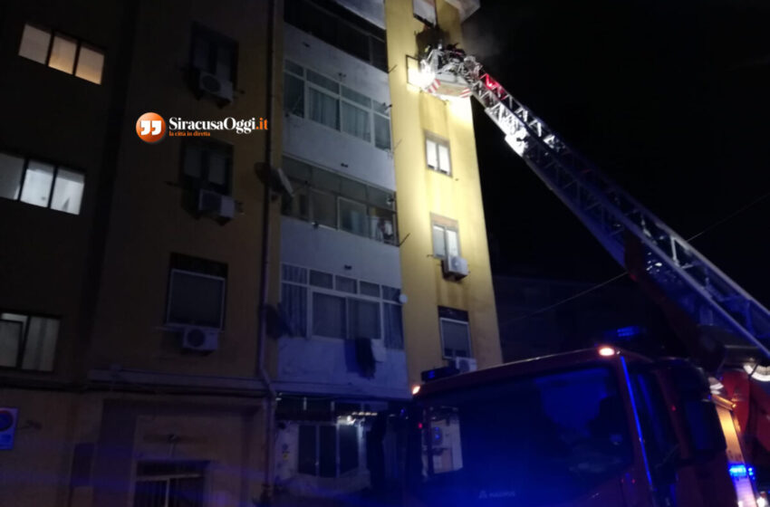  Incendio in un appartamento di via Sturzo, evacuate le abitazioni: donna in ospedale