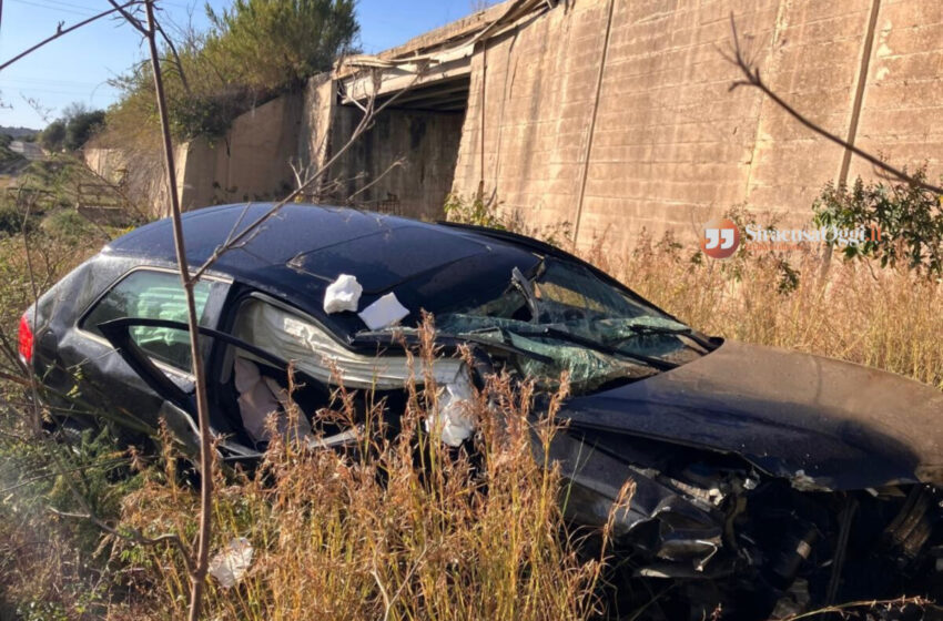  Tragico incidente stradale: auto sfonda guardrail e vola nella scarpata, un morto