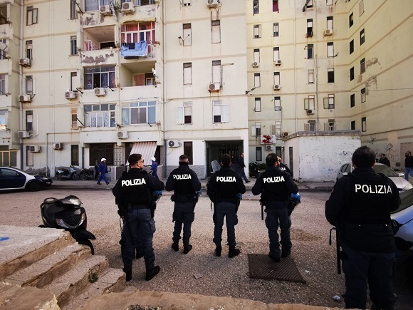  Alto Impatto, le forze dell’ordine in via Algeri: sequestrato ingente quantitativo di droga