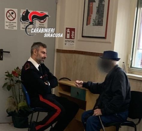  Ascensore di un condominio guasto, una coppia di anziani chiede aiuto ai Carabinieri