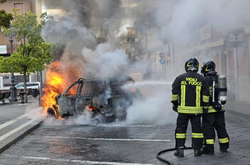  Dramma nel siracusano, uomo perde la vita carbonizzato nell’incendio dell’auto