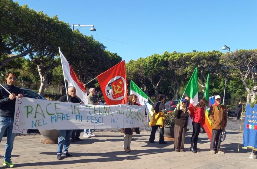  25 Aprile, pacifisti alla cerimonia: “Ci hanno vietato di esporre le nostre bandiere”