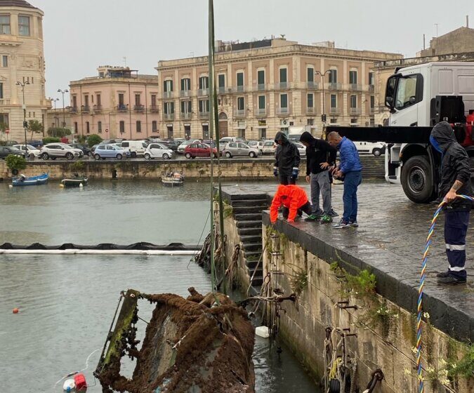  Barche affondate nelle acque del Ponte Umbertino, via alle operazioni di rimozione