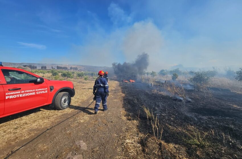 Incendio di vaste dimensioni nel siracusano, intervenuti 2 elicotteri
