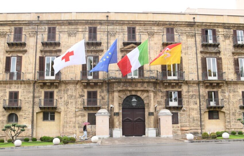  Giornata mondiale della Croce rossa: esposta la bandiera sulla facciata di Palazzo d’Orléans